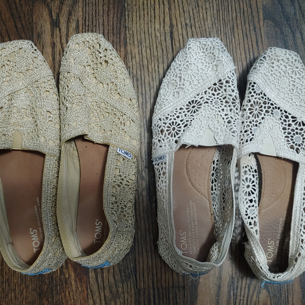 2 pairs of womens toms